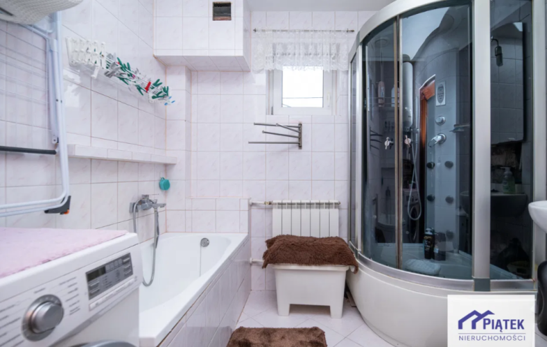 Dom jednorodzinny-trzy niezależne mieszkania-10